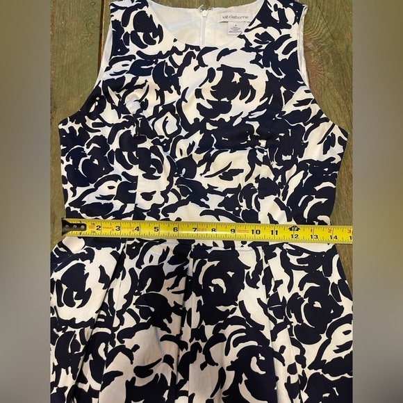 LIKE NEW Liz Claiborne Dress Navy and White Floral | Size 4 - Picture 7 of 9